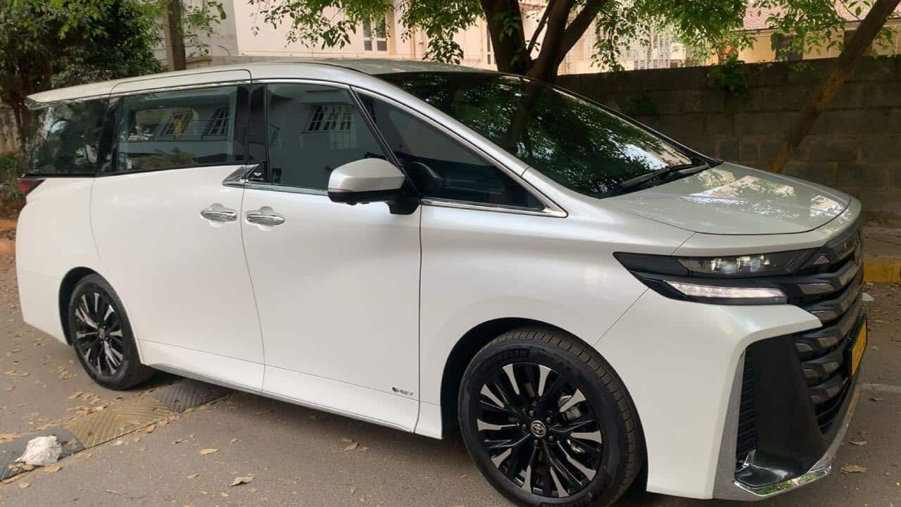 Toyota Vellfire (Luxury car rental )